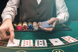 Live Lightning Roulette table at ratu123 slot with dealer and wheel